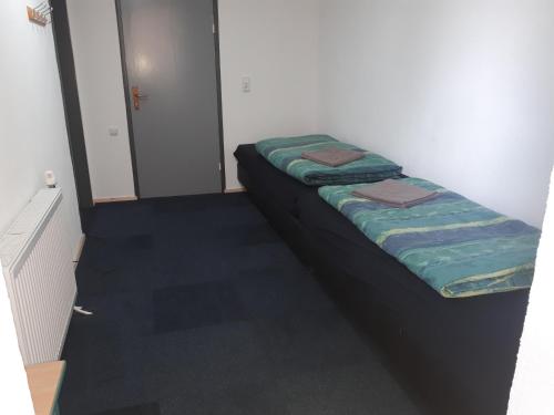 Zimmer mit 2 Betten in einem Zimmer mit einer Tür in der Unterkunft Monteurunterkunft Oberaula in Oberaula