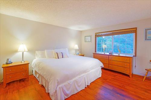 - une chambre avec un grand lit blanc et une fenêtre dans l'établissement Ocean Trails Getaway, à Ocean City