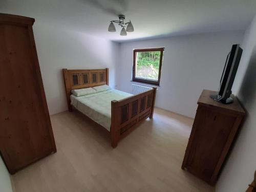 una camera con un letto e una televisione di Apartament Tatiana a Rogaška Slatina