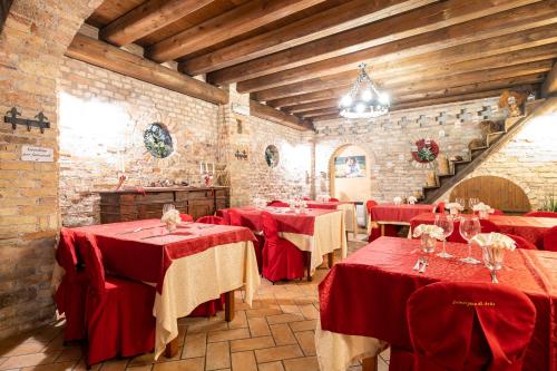 Un restaurante o sitio para comer en Principato Di Ariis Hotel 3 stelle Room Only