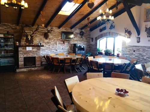 フンダタにあるPensiunea Ederaのレンガの壁のレストラン