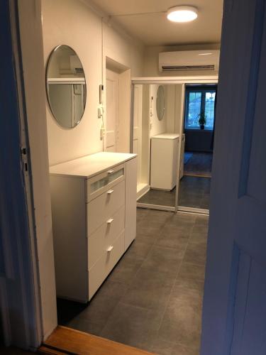 ein Bad mit einem Waschbecken und einem Spiegel im Zimmer in der Unterkunft Stryn - house by the river in Stryn
