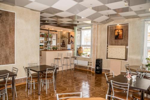 ห้องอาหารหรือที่รับประทานอาหารของ Гостиничный комплекс Баргузин