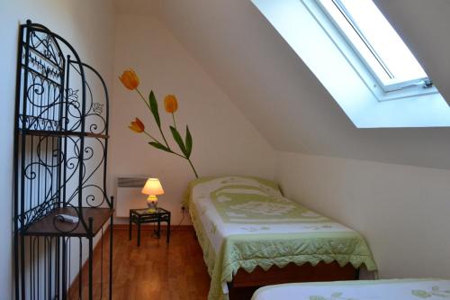 a bedroom with a bed and a skylight at Gîte Les Vents du Large Vanneau Huppé in Le Crotoy