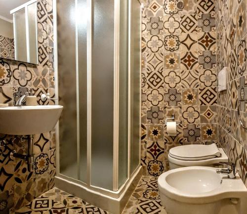 a bathroom with a toilet and a sink at B&B Casa Arcangeli in Bracca