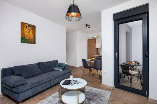 Modern Apartment with Balcony & Private Parking 5 min from Amphitheater