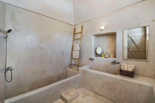 Ett badrum på Sandandstone villa Santorini