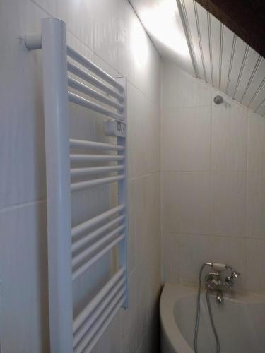 une salle de bain avec une douche, une baignoire et un lavabo dans l'établissement Roz Melen, à Châteauneuf-du-Faou