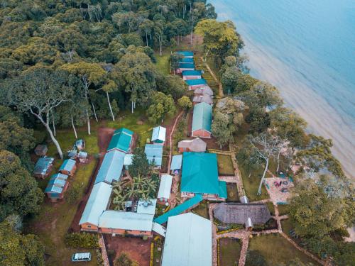 Kalangala的住宿－Mirembe Resort Beach Hotel Ssese，海滩旁的度假胜地的空中景致
