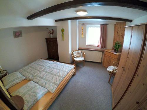 Ένα ή περισσότερα κρεβάτια σε δωμάτιο στο Ferienwohnung zur Schmiede
