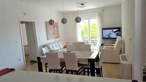een woonkamer met een tafel en een bank bij Apartments Laus in Dubrovnik