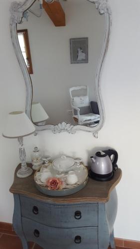 a mirror sitting on top of a dresser with a plate at Chambre d'hôtes l'ipomée in Gémenos