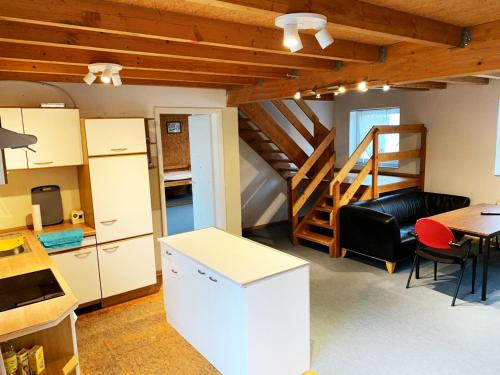 cocina y sala de estar con escalera de caracol en My-Skypalace Billigheim, en Billigheim