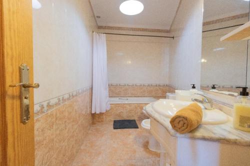 Vonios kambarys apgyvendinimo įstaigoje THREE BEDROOM APARTAMENT NEAR SANTA CRUz 1A