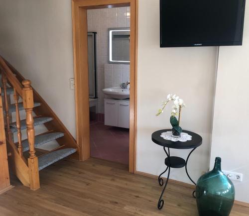 A television and/or entertainment centre at Appartements Panorama Schlössl