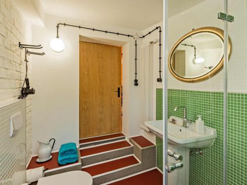 Hof Lewin في Dargen: حمام مع دش ومغسلة ومرآة