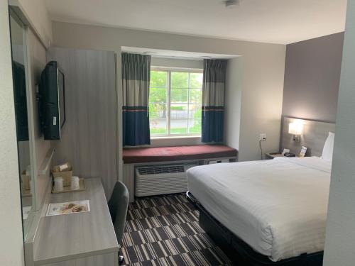 Ein Bett oder Betten in einem Zimmer der Unterkunft Microtel Inn by Wyndham Charlotte Airport