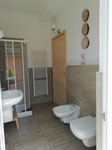 a bathroom with a toilet and a bidet and a sink at Casa Maria in Cantù