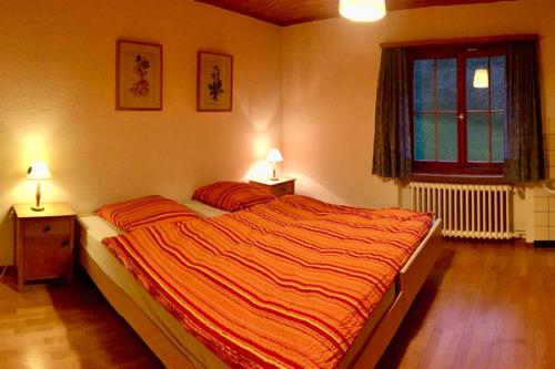Tempat tidur dalam kamar di Ferienwohnung Uf Z`Enisch