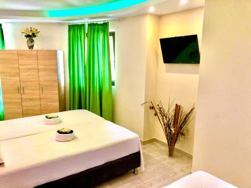 sypialnia z łóżkiem z zieloną zasłoną w obiekcie Armonia Corfu Luxury Apartment w Korfu
