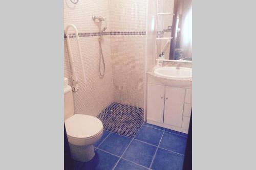 un bagno con un water e un lavandino di Apartamento entre la playa y la montaña a Calafell