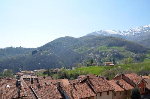 uma vista para uma aldeia com montanhas ao fundo em Rubino27 em Sordevolo