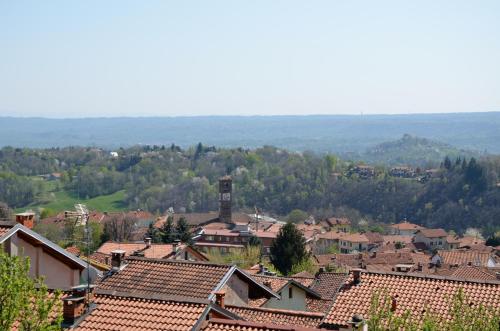 uma vista para uma cidade com telhados e árvores em Rubino27 em Sordevolo