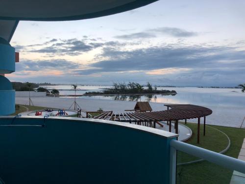 a balcony with a view of a body of water at Apt de frente e com vista Lagoa in Arraial do Cabo