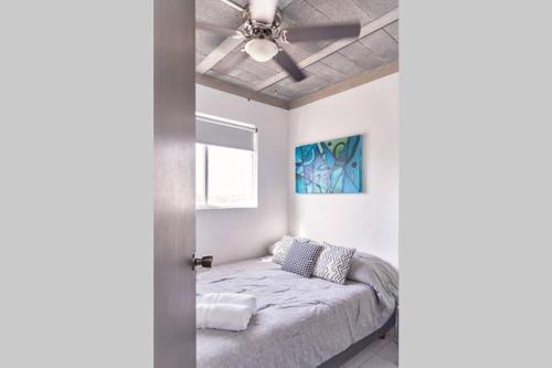 una camera con letto e ventilatore a soffitto di MONTERREY LIVING Centro T5 a Monterrey