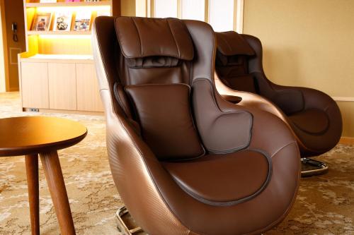 a pair of brown leather chairs in a room at The Shiroyama Terrace Tsuyama Villa in Tuyama