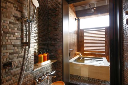 津山市にあるザ・シロヤマテラス津山別邸のバスルーム(シャワー、洗面台、トイレ付)