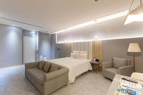 Six Star Motel-Zhongli tesisinde bir odada yatak veya yataklar