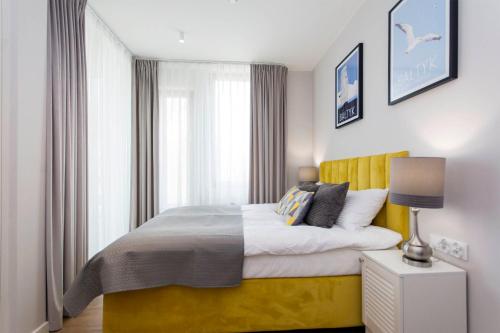 Tempat tidur dalam kamar di Yellow Rentyear Apartments