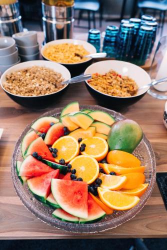 الطعام في الفندق أو بالجوار