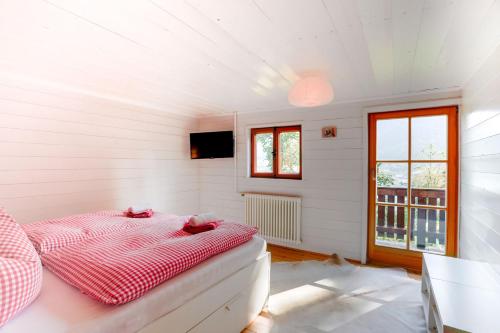 a white room with a bed and a window at Schlierseehaus in Schliersee