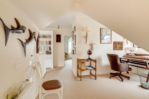 a living room with a piano and a chair at Kreiz in Carantec
