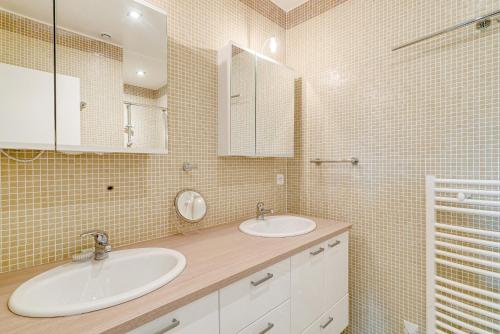 a bathroom with two sinks and a mirror at Kreiz in Carantec