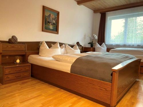 Un dormitorio con una cama grande y una ventana en Ferienwohnung Apartment Haus Ager, en Thiersee