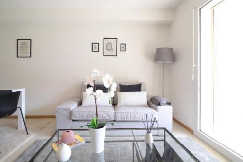 Ruang duduk di Modern apartment close to Martigny train station