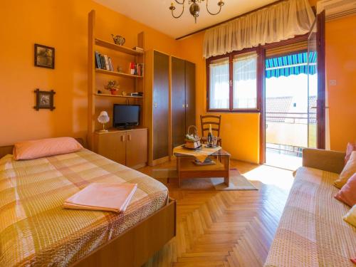 1 dormitorio con 2 camas y TV. en Apartment MAZOR, en Crikvenica