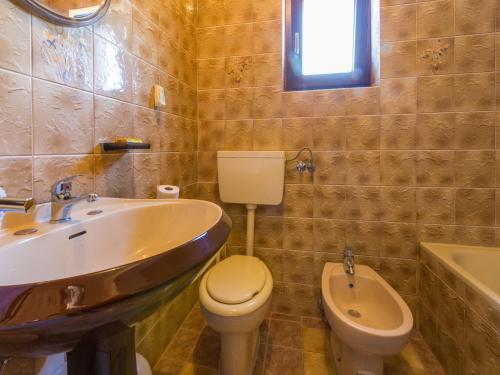y baño con lavamanos, aseo y lavamanos. en Apartment MAZOR, en Crikvenica