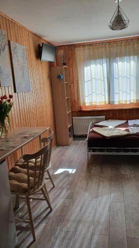 Ένα ή περισσότερα κρεβάτια σε δωμάτιο στο Gościniec Jawor
