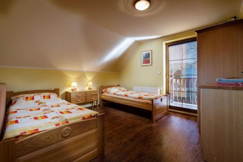 A bed or beds in a room at Chalupa Josta - 4 spálne - 3 kúpeľne - krytý altánok - skibus zastávka - wifi