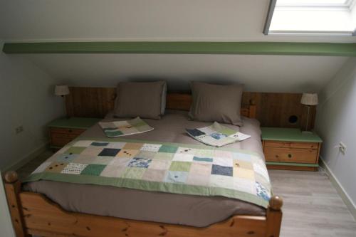 Кровать или кровати в номере Vakantieboerderij 't Zand - Appartement
