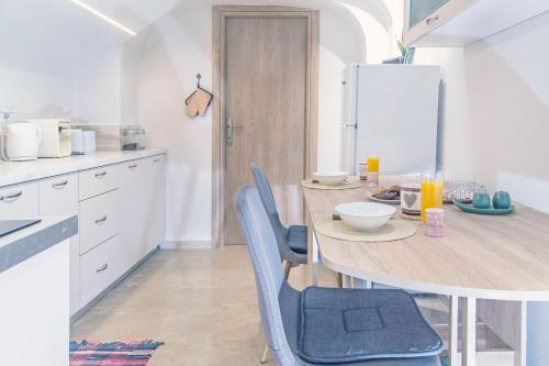 The Place Old Town Apartment