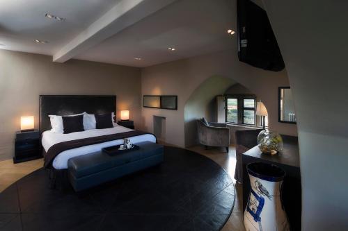 Roch Castle في Roch: غرفة نوم مع سرير مزدوج كبير وغرفة معيشة
