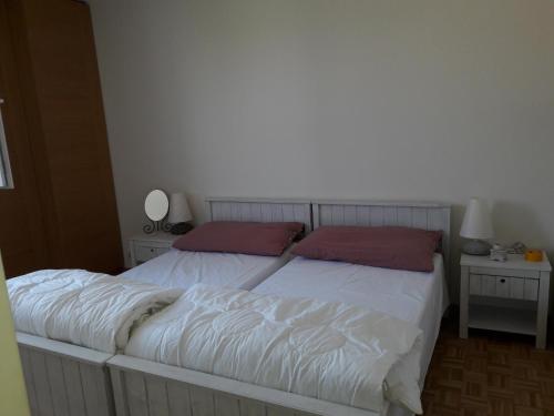 deux lits côte à côte dans une chambre dans l'établissement Magnifique vue baie et Cap Canaille Parking/Piscine, à Cassis