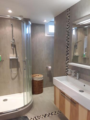 une salle de bain avec douche et lavabo dans l'établissement Magnifique vue baie et Cap Canaille Parking/Piscine, à Cassis