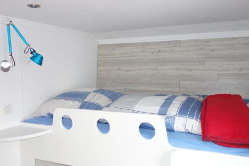 a bedroom with a white bed and a sink at Schönes Ferienhaus in Maasholm Bad, Ostsee in Maasholm