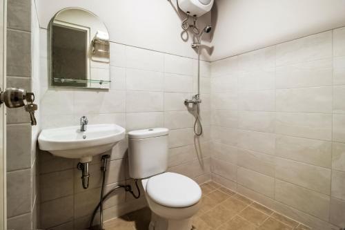Ванная комната в Capital O 3429 Sentra Paskal